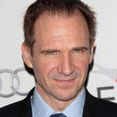 Ralph Fiennes als Roald Dahl / Policeman