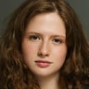 Neta Roth als Sara Elizabeth Barker