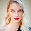 Ema Kovac als Blonde Beauty