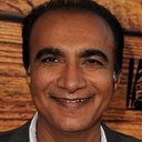 Iqbal Theba als Distinguished Man