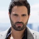 Alejandro Estrada als Elías Villarroel