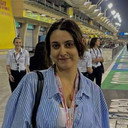 Yasmin Janahi als Rae