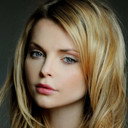 Izabella Miko als Sara Johnson