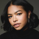 Navia Robinson als Carrie Kelley / Robin