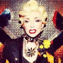 Lola Dragoness Von Flame als Self : Créateur de mode et artiste chez Madame Arthur