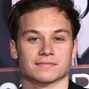 Finn Cole als Jamie Carter