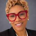 Myra Wallace-Walker als Isla Belair