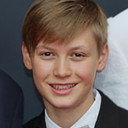 Kian Köppke als Hermann
