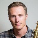 Bob Reynolds als Saxophone