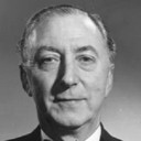 Douglas Byng als English Sympathiser