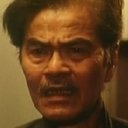 Wong Hak als Man on railroad tracks