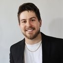 Blake Ryan als Gemini Bachelor