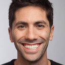Nēv Schulman als Self - Host