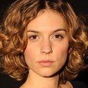 Maëlle Poesy-Guichard als Mona