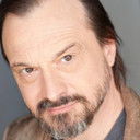 Larry Neumann Jr. als Carl