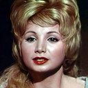 Suzanne Sybele als Derella