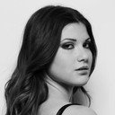 Julia Honrado als Carolina