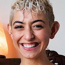 Yaz Harris als Host
