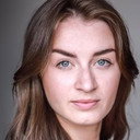 Holly-Anne Hull als 