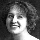 Pearl Sindelar als Iras, Attendant to the Queen
