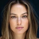Stefanie Yunger als Young Woman at Restaurant