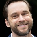 Finlay Robertson als Jason Saks