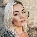 Danni Menzies als Host