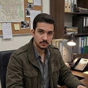 Amir Boozrgan als Senior Security Officer