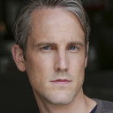 Ronan Arthur als Ellen Show Producer