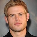 Trevor Donovan als Major Erich Roth