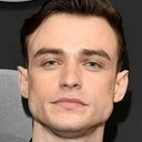 Thomas Doherty als Harry Hook