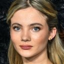 Freya Allan als Nova / Mae
