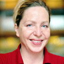 Susi Stach als Woman in Courtyard