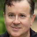 Jeremy Swift als Principal Merlin