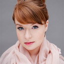Caitríona Ennis als Cigarette Girl