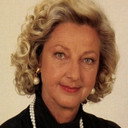 Corinna Genest als Miss Sauer