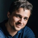 Dylan Schmid als Henry James