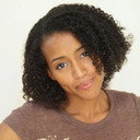 Faith Yascone als Ms. Sarah Lawrence