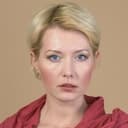 Olesya Vlasova als Secretary Angela