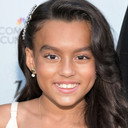 Summer Rose Castillo als Elaine (8 Years Old)