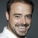Jamie Theakston als Self - Narrator (voice)