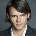 Justin Gerardin als French News Presenter