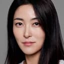 Min Young als Female Alumni 1