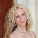 Riley Beeson als Esther Miller
