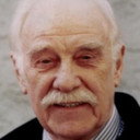 Ferdinand Dux als Rentner in rotem Auto