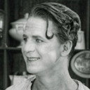Manne Göthson als Warren