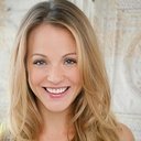 Amanda Clayton als Nikki Bilson