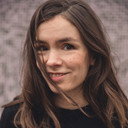 Juliette Damy als Carrie, la policewoman