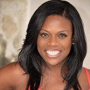 Bree Shannon als Passport Worker