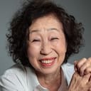 Yoko Yano als Auntie